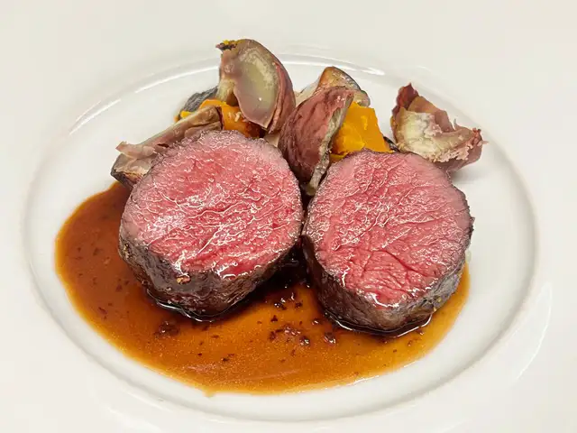 和鹿のロースト ロングペッパーソース