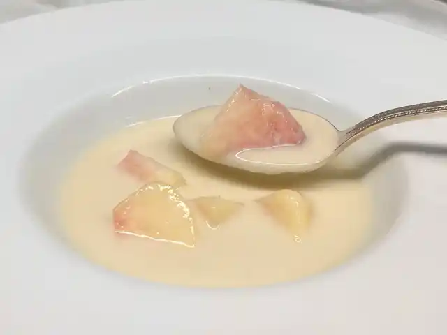 シェフの季節のスペシャリテ 冷製 桃のスープ