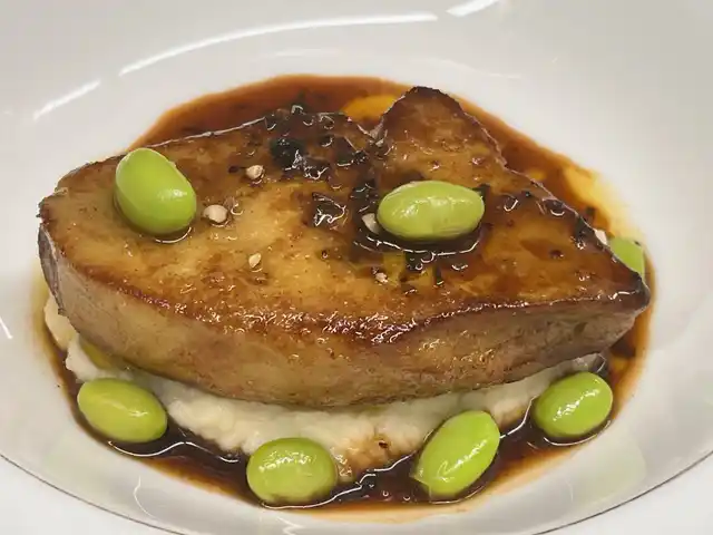 鴨フォアグラのポワレ トリュフソース 　　　　根セロリのピューレ添え +2200