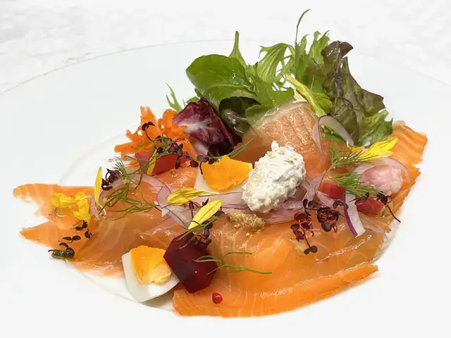 冬限定! シェフ渾身の手づくりスモークサーモン サラダ仕立て