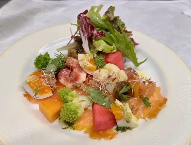 冬限定! シェフ渾身の手づくりスモークサーモン サラダ仕立て