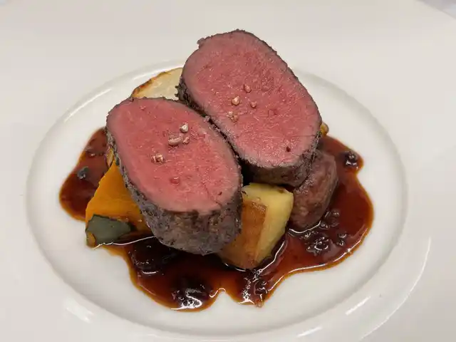 和鹿のロースト ロングペッパーソース