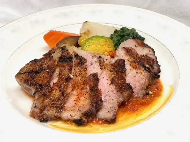 SPF林ポークのグリル シャルキュティエールソース