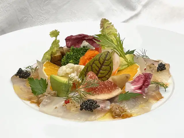 昆布〆 ヒラメのカルパッチョ キャビア添え 初夏のサラダと共に