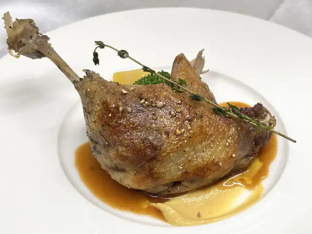 鴨モモ肉のコンフィ シェフスタイルで