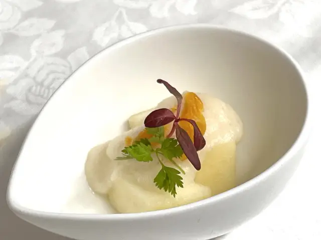 自家製カラスミと蕪のピューレ ラフランスと共に